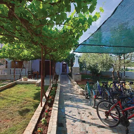 3 Bedroom In Appartement Fažana